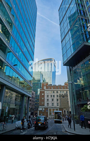 Alt- und Neubau bilden die Skyline im Herzen des Finanzzentrums von der City of London. Stockfoto