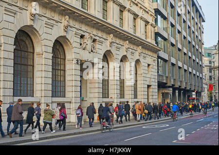 Pendler zu Fuß entlang einer Straße in der City of London Quadratmeile. Stockfoto