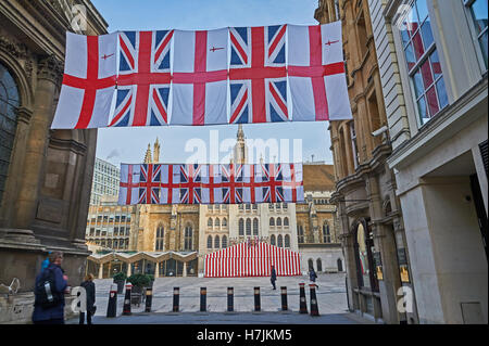 Union Jack-Flagge und die Flagge der Stadt von London in einer Straße in der Nähe der Guildhall ausgesetzt Stockfoto