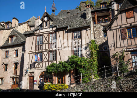 Das kleine mittelalterliche Dorf von Conques (Frankreich). Es zeigt den Besuchern die Straßen gesäumt von alten Fachwerkhäusern mit Schieferdächern Stockfoto