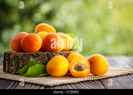 Frische Aprikosen auf einem Holztisch Stockfoto