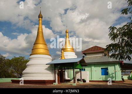 Asien, MYANMAR (BURMA), Sagaing Division, Kanee, buddhistische Tempel und goldene Stupas oberhalb der Stadt Stockfoto