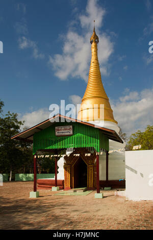 Asien, MYANMAR (BURMA), Sagaing Division, Kanee, buddhistische Tempel und goldene Stupas oberhalb der Stadt Stockfoto