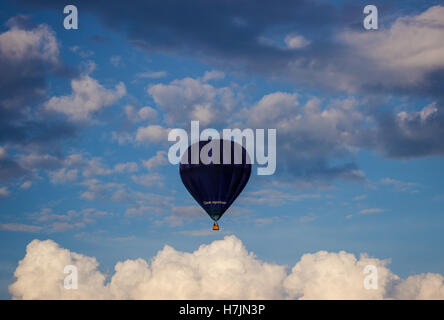 Heißluftballon in blauer Himmel Stockfoto