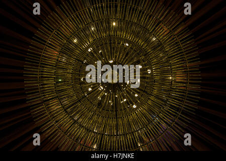 Abstrakte Ansicht eines Leuchters von unten in Singapur Stockfoto