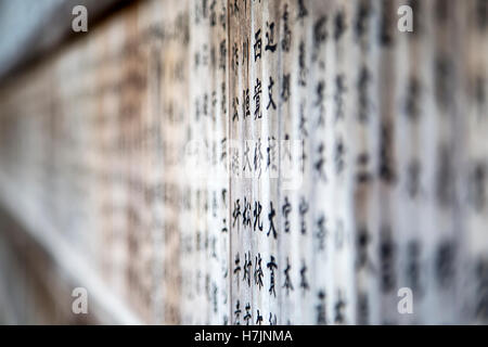 NIKKO, JAPAN - 5. Oktober 2016: Holzbretter mit japanischen Skript außerhalb der Tempel in Nikko, Japan. Nikko Schreine und Tempel Stockfoto