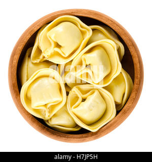 Tortelloni-Nudeln in Holzschale. Ringförmig gefüllte italienische Teigtaschen mit derselben Form wie Tortellini, aber größer. Stockfoto