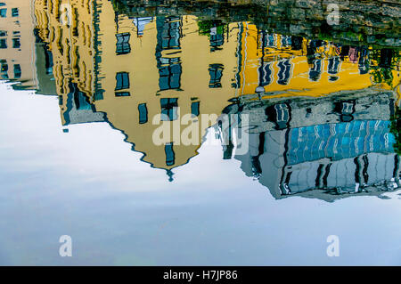 Reflexion der Häuser im Wasser, Stockfoto