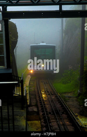 Die Fløibahn ist eine Standseilbahn in der norwegischen Stadt Bergen. Sie verbindet das Stadtzentrum mit dem Berg Fløyen, Stockfoto