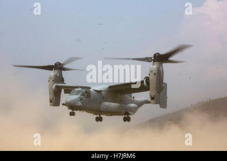 Ein MV-22 Osprey Flugzeug startet nach der Lieferung Katastrophe Entlastung Versorgungsmaterialien während einer humanitären Hilfsmission nach dem großen Erdbeben 8. Mai 2015 in Manthali, Ramerhab Bezirk, Nepal. Stockfoto