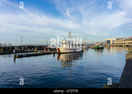 Segelboot bei Bell Harbor Marina - Seattle, Washington Stockfoto