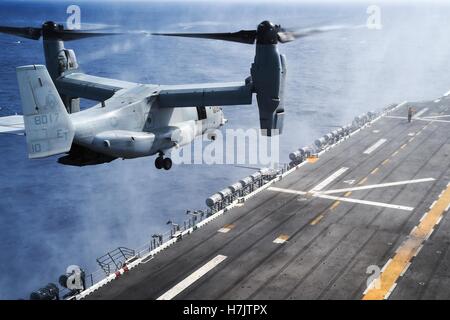 V-22A Osprey Transportflugzeug landet auf dem USN Tarawa-Klasse amphibischer Angriff Schiff USS Peleliu 31. Oktober 2014 in das Südchinesische Meer. Stockfoto