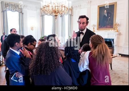 Präsident Abraham Lincoln Re-Enactor Fritz Klein begrüßt Besucher bei einem Rundgang durch das Weiße Haus State Room 28. Oktober 2016 in Washington, DC. Stockfoto