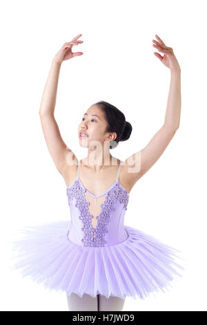 Junge asiatische Ballerina mit Zahnspange tragen lila Tutu und Spitzenschuhen tanzen. Isoliert auf weißem Hintergrund. Stockfoto