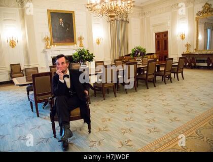 Präsident Abraham Lincoln Re-Enactor Fritz Klein stellt durch die berühmten Lincoln Portrait im White House State Dining Room 28. Oktober 2016 in Washington, DC. Stockfoto