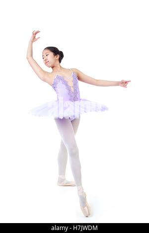 Junge asiatische Ballerina lila Tutu und Spitzenschuhen tanzen tragen. Isoliert auf weißem Hintergrund. Stockfoto