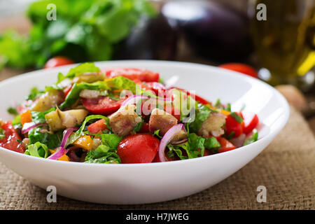 Salat, gebackene Aubergine und frischen Tomaten. Stockfoto