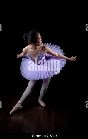 Jungen Ballerina in Spitzenschuhen und Tutu in Tanz-Pose. Stockfoto