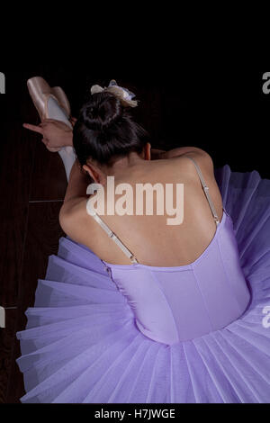 Jungen Ballerina in Spitzenschuhen und Tutu in Tanz-Pose. Stockfoto