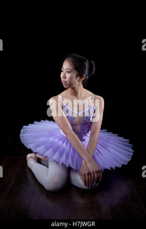 Jungen Ballerina in Spitzenschuhen und Tutu in Tanz-Pose. Stockfoto