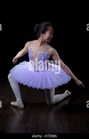 Jungen Ballerina in Spitzenschuhen und Tutu in Tanz-Pose. Stockfoto