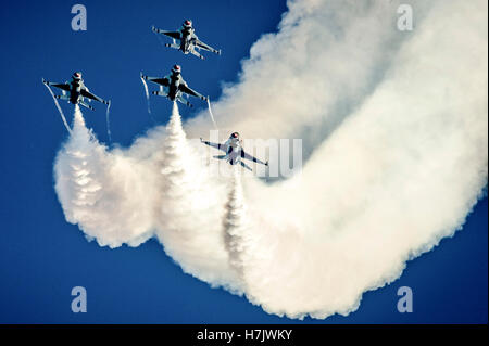 Die Thunderbirds air Demonstration, dass Flugzeuge eine Pfeilspitze Loop Antenne Manöver während der Flügel und Wellen Air Show 12. Oktober 2014 in Daytona Beach, Florida und Umgebung durchführen. Stockfoto