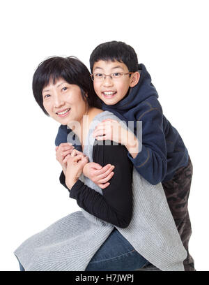 Liebevolle kleine asiatische junge und seine Mutter in einer glücklich Pose. Isoliert auf weißem Hintergrund. Stockfoto