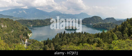 Panorama von Bled See, Stadt, mittelalterliche Burg, Insel, Kirche und Julischen Alpen in Slowenien. Einer der malerischen Orte der Na Stockfoto