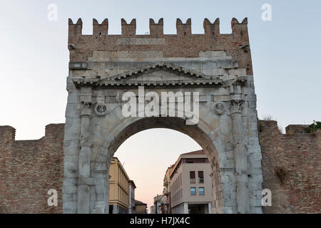 Bogen des Augustus bei Sonnenuntergang in Rimini, Italien. Alte romanische Stadttor - historisches Wahrzeichen, der ältesten römischen ein Stockfoto