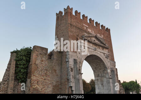 Bogen des Augustus bei Sonnenuntergang in Rimini, Italien. Alte romanische Stadttor - historisches Wahrzeichen, der ältesten römischen ein Stockfoto