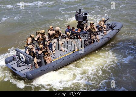 US-Marines auf in einem Schlauchboot Festrumpf vorbereiten für eine Durchsuchung und Beschlagnahme Übung während realistische Urban Training auf der gemeinsamen Basis Langley-Eustis 13. Juli 2014 in Hampton, Virginia. Stockfoto