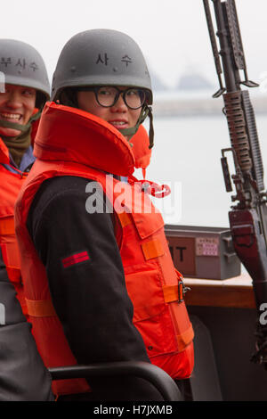 Koreanische Marine Matrosen an Bord der ROKN Sejong der große-Klasse guided Missile Destroyer ROKS Seoae Ryu Seong-Ryong dock auf dem Marinestützpunkt Busan 6. Februar 2014 in Busan, Südkorea. Stockfoto