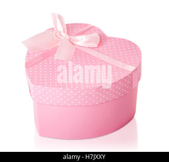 Herzförmige rosa Geschenkbox für jeden Anlass, isoliert auf weiss Stockfoto