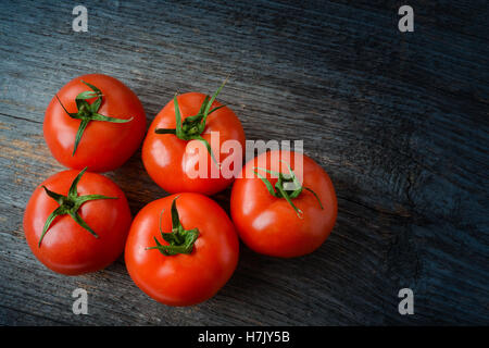 Frische Tomaten auf dem Tisch in natürlichem Licht Stockfoto