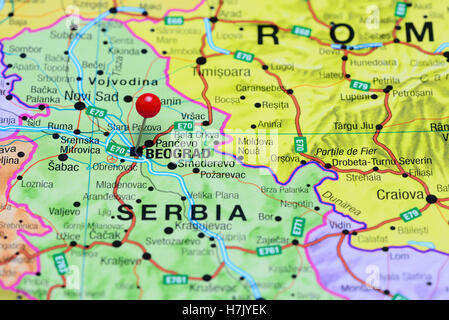 Belgrad, fixiert auf einer Karte von Serbien Stockfoto