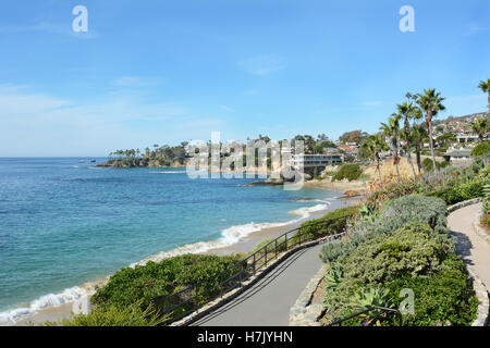 Laguna Beach, Kalifornien Küste, Blick nach Norden von den Klippen am Heisler Park. Stockfoto