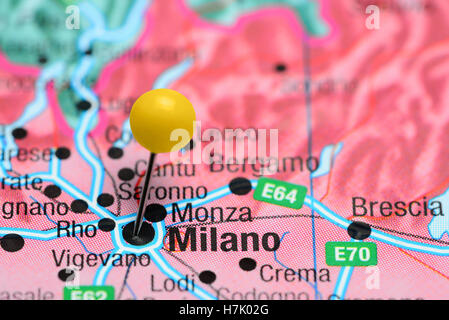 Milano, fixiert auf einer Karte von Italien Stockfoto