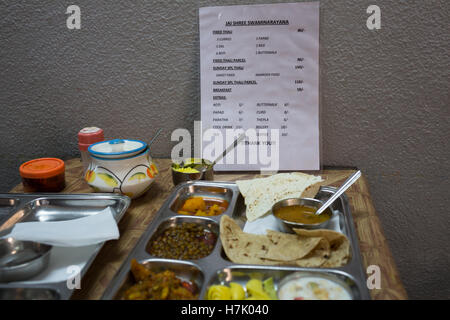 Nahaufnahme der indische vegetarische Thali mit verschiedene Currys in kleinen Schalen serviert in Edelstahlplatte Stockfoto