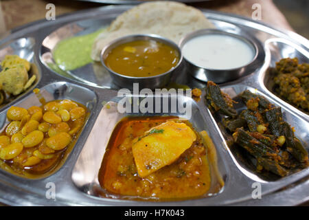 Nahaufnahme der indische vegetarische Thali mit verschiedene Currys in kleinen Schalen serviert in Edelstahlplatte Stockfoto