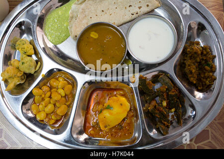 Nahaufnahme der indische vegetarische Thali mit verschiedene Currys in kleinen Schalen serviert in Edelstahlplatte Stockfoto