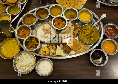 Nahaufnahme der indische vegetarische Thali mit verschiedene Currys in kleinen Schalen serviert in Edelstahlplatte Stockfoto