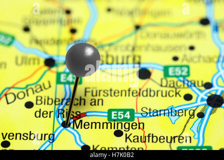 Memmingen, fixiert auf einer Karte von Deutschland Stockfoto