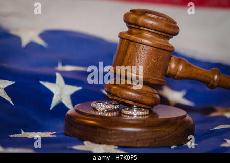 Hammer auf Flagge mit Trauringe Stockfoto