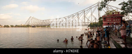 Menschen Baden im Hooghly River in der Nähe von Howrah Brücke (Rabindra Setu) auf Mallick Ghat Kolkatat West Bengal Indien Stockfoto