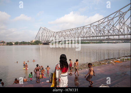 Bengali hindu-Frau gehen für Bad auf Mallick Ghat Kolkata West Bengal Indien Stockfoto