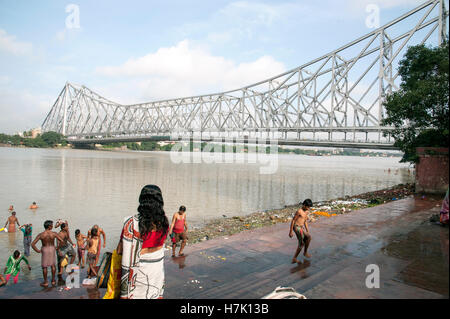 Bengali hindu-Frau gehen für Bad auf Mallick Ghat Kolkata West Bengal Indien Stockfoto