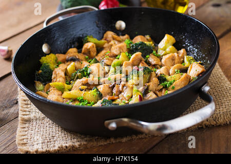 Stir Fry Huhn mit Brokkoli und Pilzen - chinesisches Essen. Stockfoto