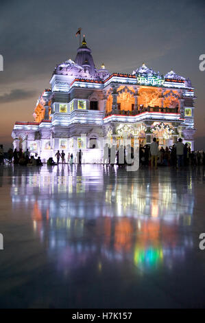 Prem Mandir (Liebe Tempel) Tempel der göttlichen Liebe in nachts Raman Reti Straße Vrindavan Mathura Uttar Pradesh 281121 Stockfoto