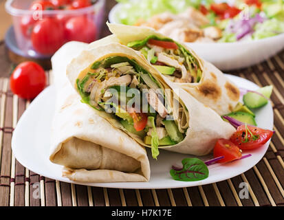 Frische Tortilla wraps mit Huhn und frischem Gemüse auf Platte Stockfoto