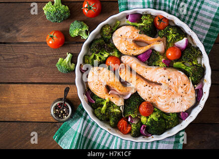 Gebackenes Lachssteak mit Gemüse. Diät-Menü. Ansicht von oben Stockfoto